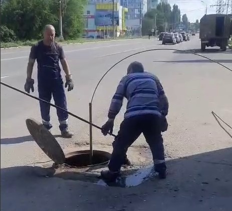 Специалисты &quot;Энгельс-Водоканала&quot; устраняют подпоры на сетях водоотведения.
