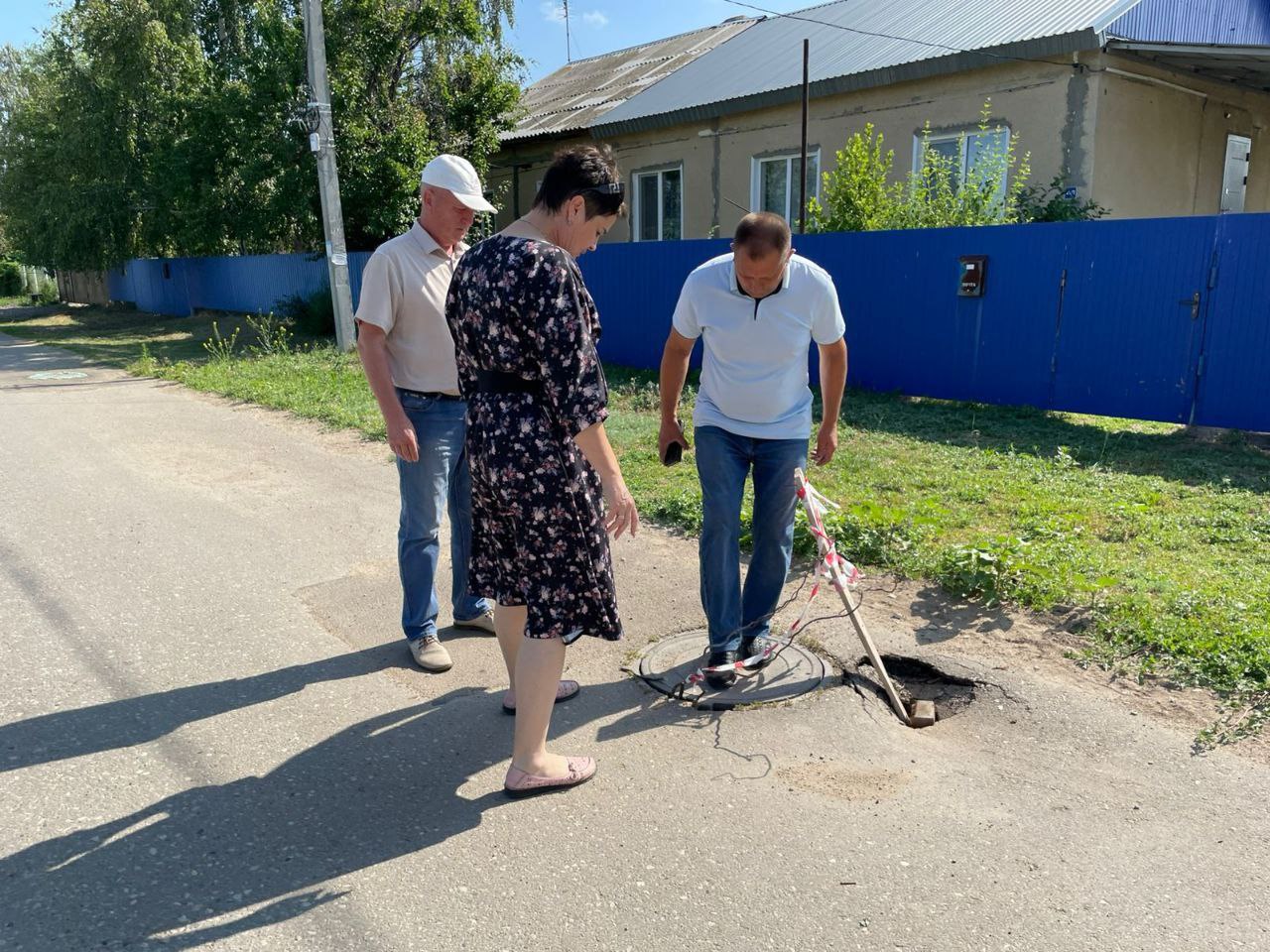 В селе Красноармейское провели ревизию канализационных люков.