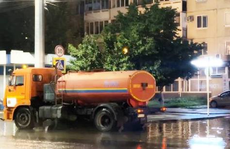 Работы по откачке дождевых вод в Энгельсе продолжаются в усиленном режиме.