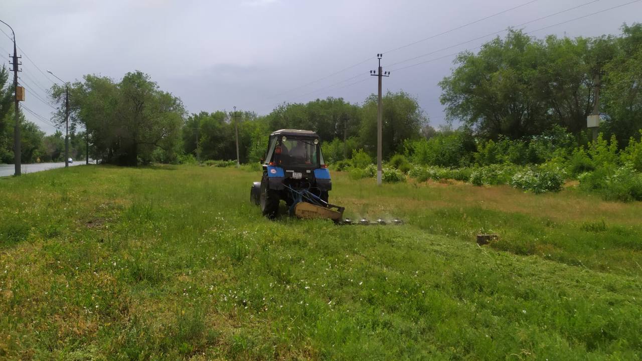 Сотрудники МКУ «Городское хозяйство» продолжают работы по благоустройству городских территорий.