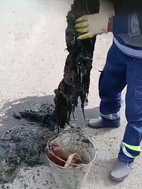 Сотрудники &quot;Энгельс-Водоканала&quot; устранили засор на системе водоотведения.