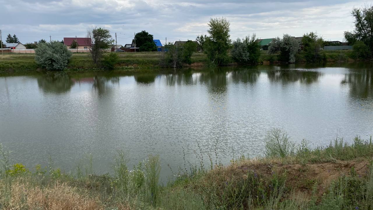 В Энгельсском районе на средства регионального бюджета водой заполняют пруды в сельской местности.