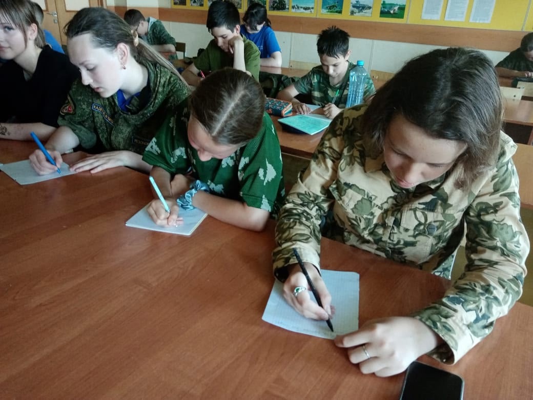 В Энгельсе учащиеся подготовили поздравления для участников специальной военной операции.