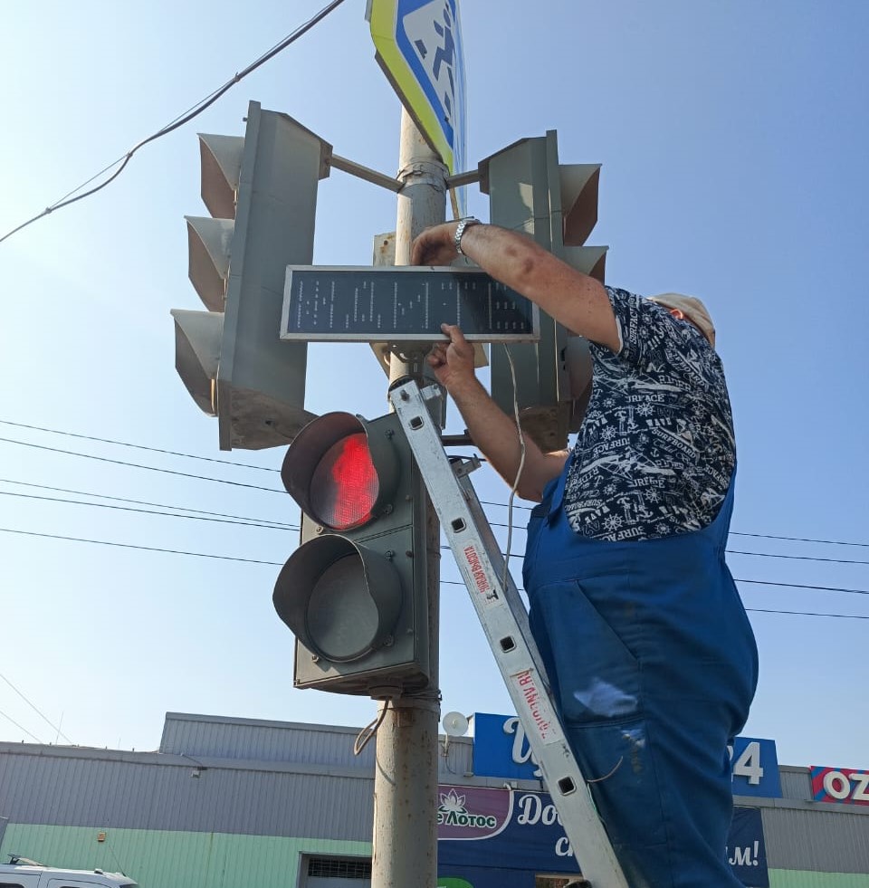 В Энгельсе продолжается обслуживание и ремонт уличного освещения и светофоров.