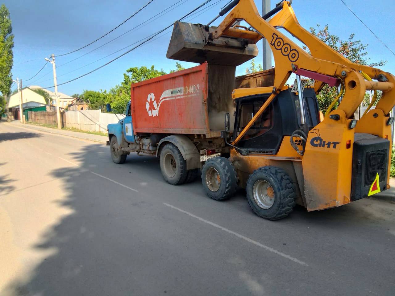МКУ &quot;Городское хозяйство&quot; продолжает уборку территорий Энгельса.