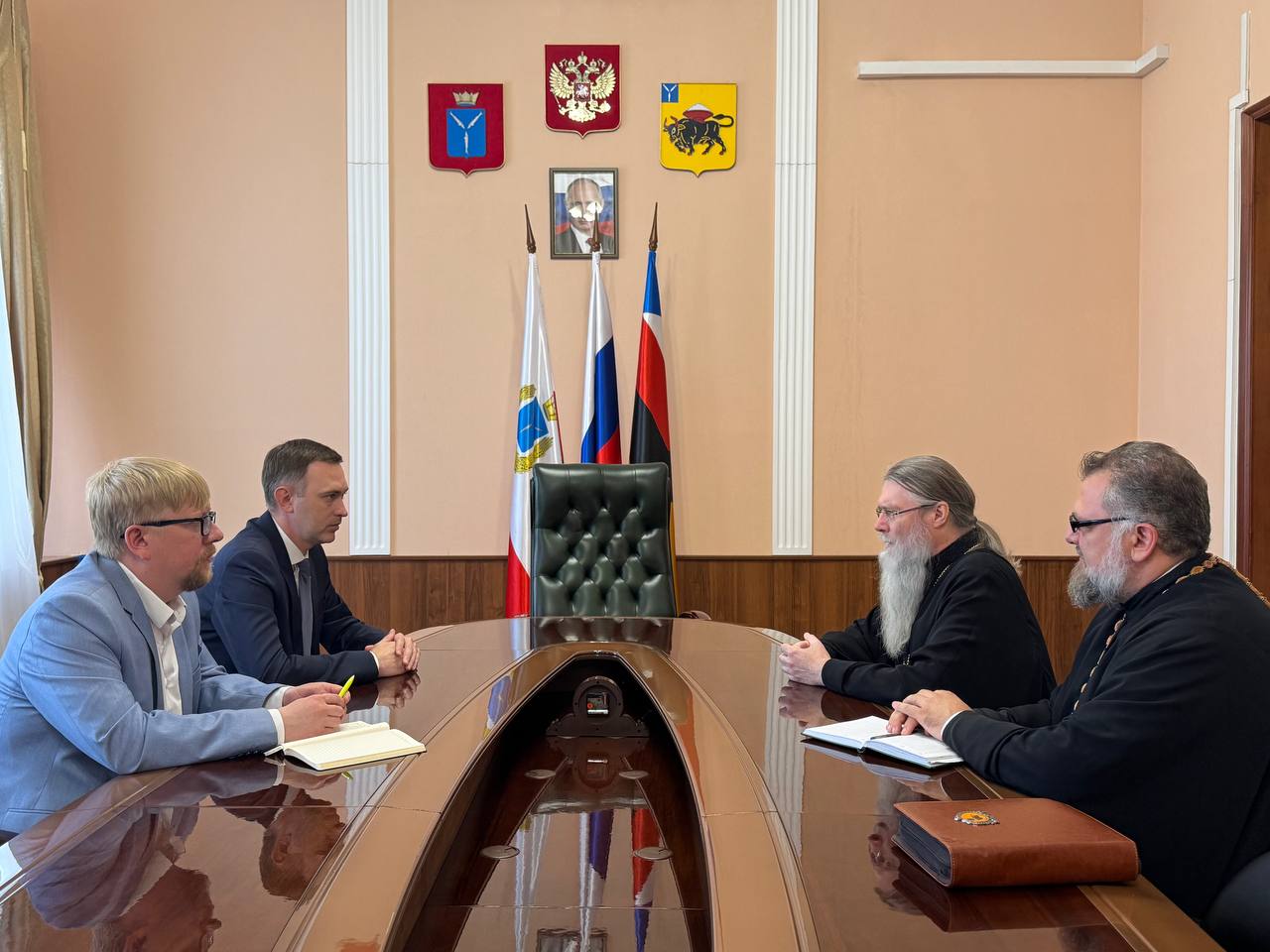 Максим Леонов встретился с епископом Покровским и Новоузенским.