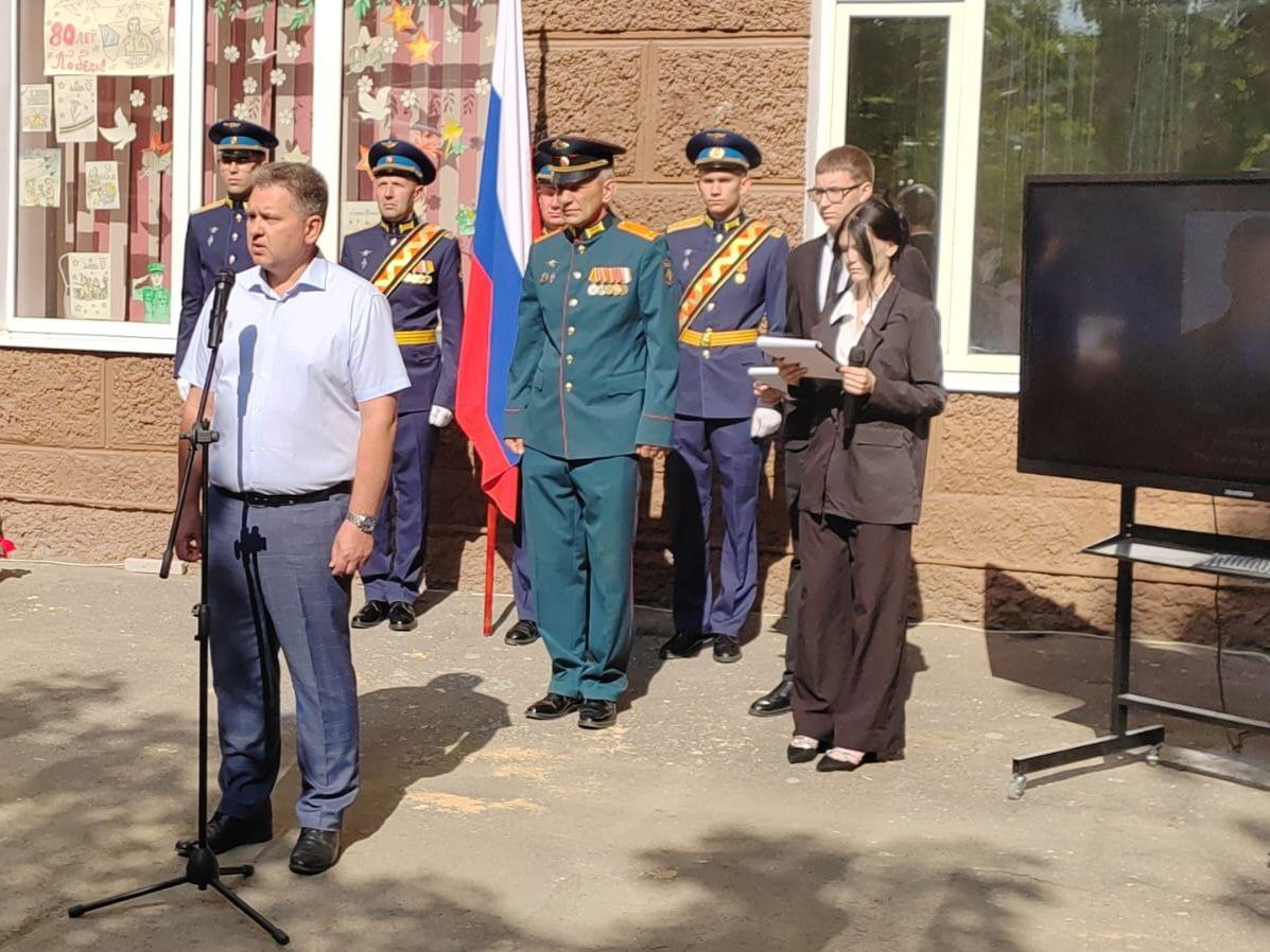 В Энгельсе открыта мемориальная доска погибшему участнику специальной военной операции.