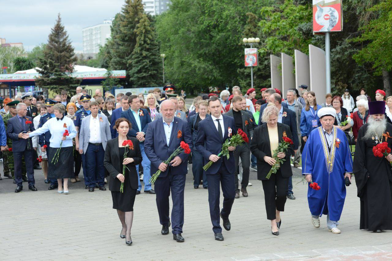 В Энгельсе возложили цветы к стеле &quot;Героям фронта и тыла 1941-1945 гг.&quot;.