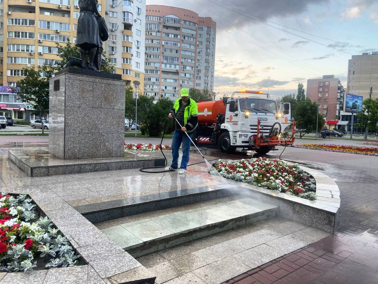 Коммунальные службы продолжают благоустройство городских территорий.
