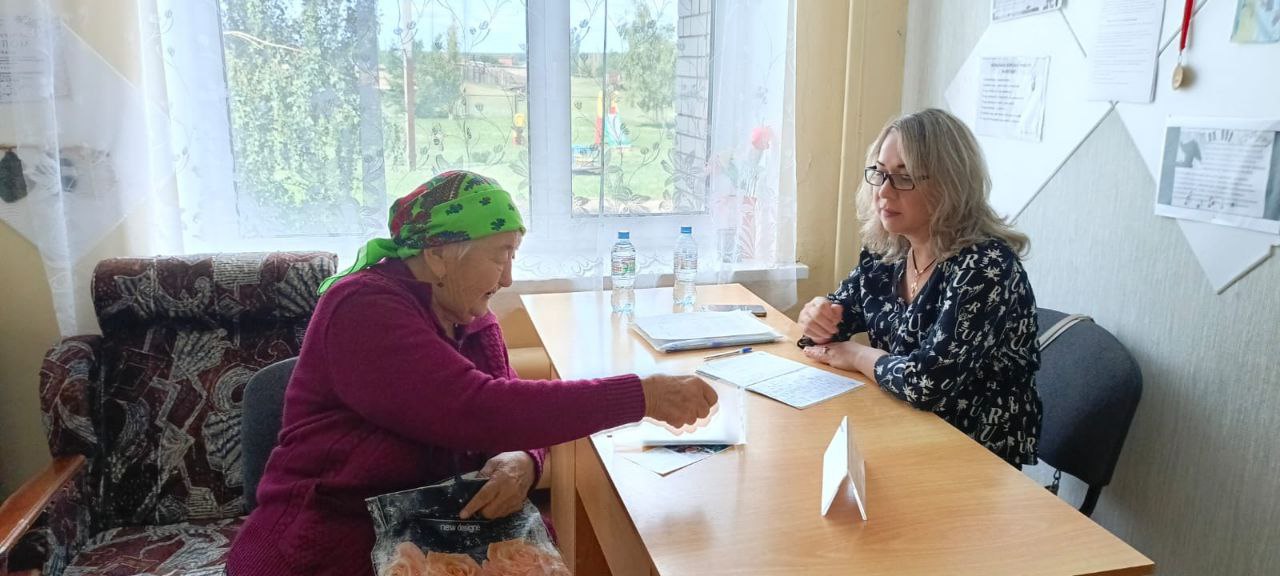 Специалисты по социальной работе провели приём жителей села Воскресенка.