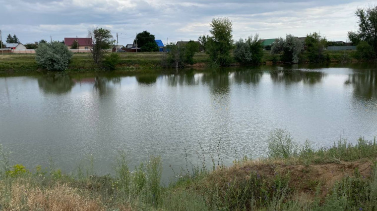 В Энгельсском районе на средства регионального бюджета водой заполняют пруды в сельской местности. В Энгельсском районе на средства регионального бюджета водой заполняют пруды в сельской местности.