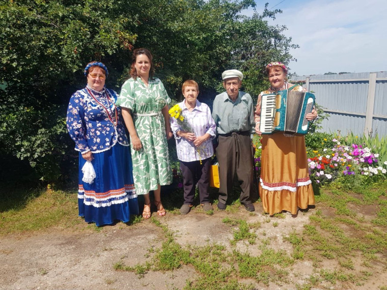 Семейные пары села Красный Партизан поздравили с праздником. Семейные пары села Красный Партизан поздравили с праздником.
