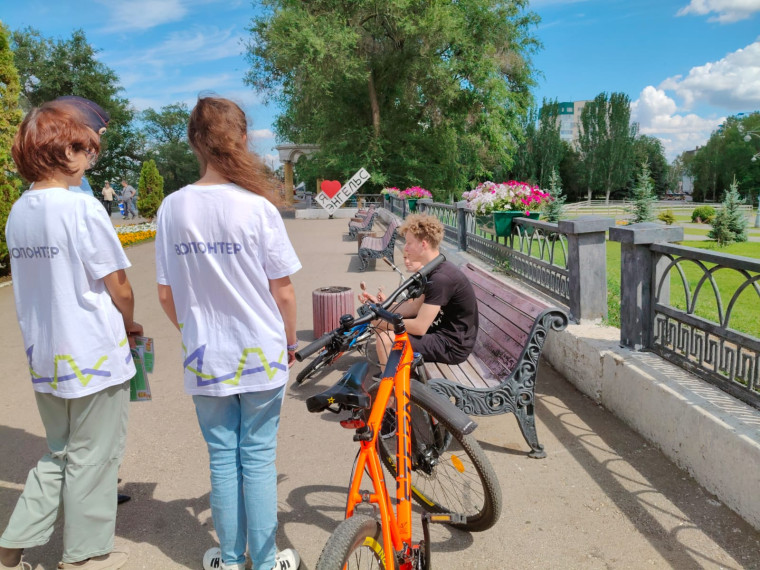 Отдыхающим в городском парке раздали информационные буклеты с правилами дорожного движения. Отдыхающим в городском парке раздали информационные буклеты с правилами дорожного движения.