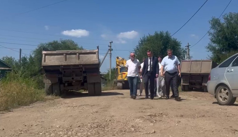 Максим Леонов проинспектировал ход строительства дороги в посёлке Геофизик. Максим Леонов проинспектировал ход строительства дороги в посёлке Геофизик.